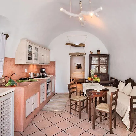 Kokos Traditional Apartamento Emporio (Santorini)